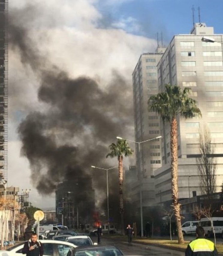 Son Dakika Haberi... İzmir Adliyesi yakınında patlama ( İzmir'de patlama, şehitlerimizin kimlikleri belli oldu )